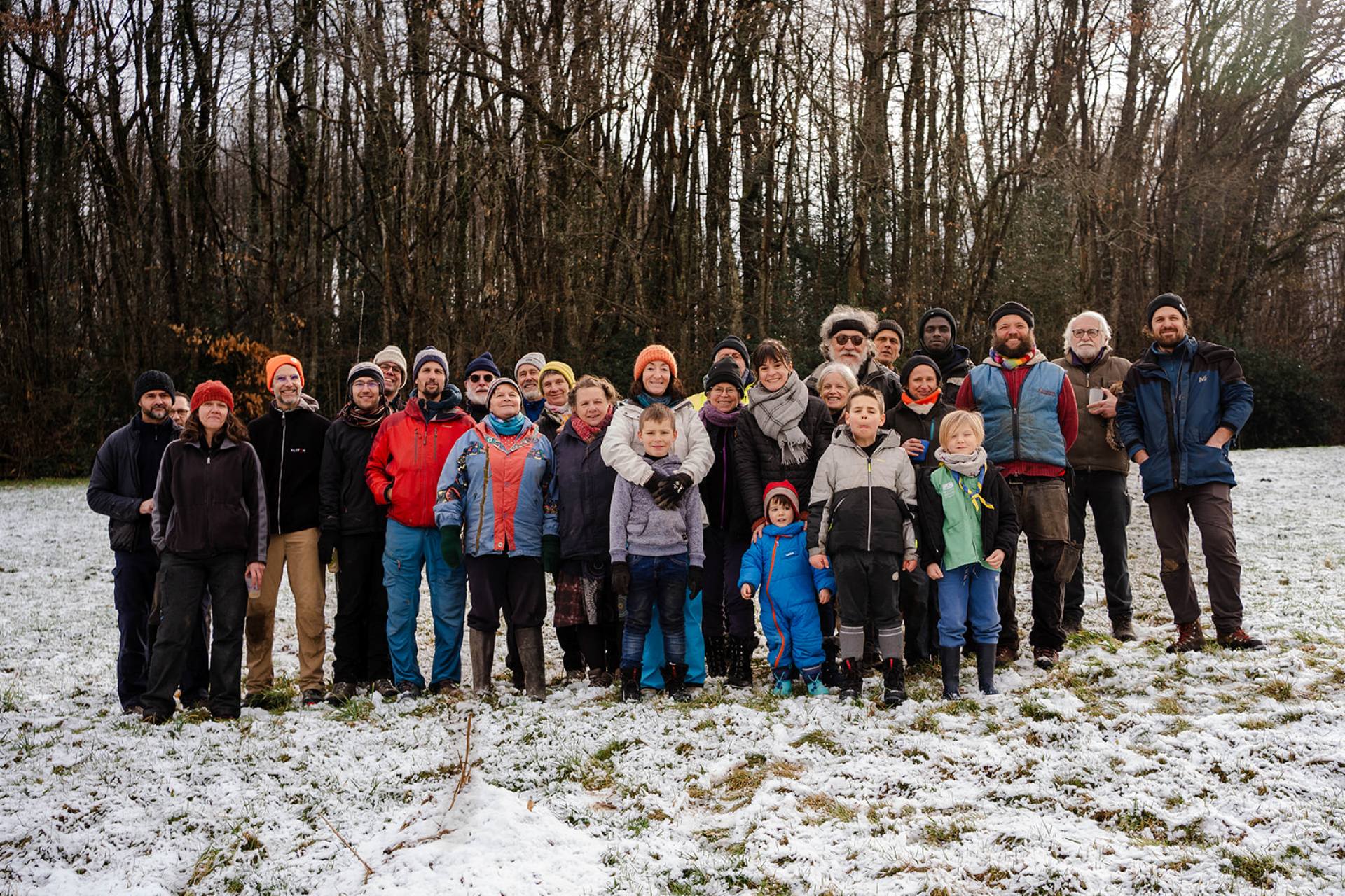 Bénévoles lors d'un chantier participatif de plantation de haies en Isère